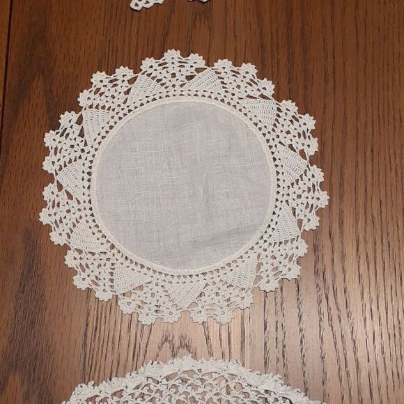 5 pc bundle plus bonus white vintage crocheted/tatted linen & cotton doilys - Picture 7 of 15